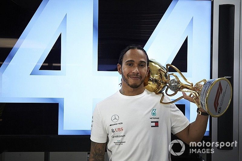 Ganador Lewis Hamilton, Mercedes AMG F1, con su trofeo
