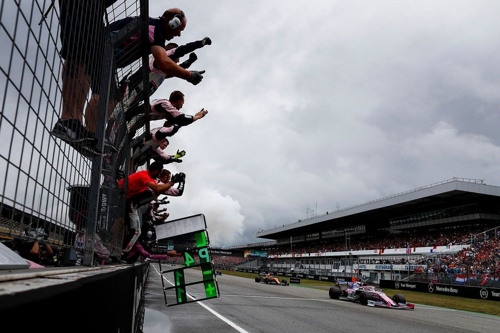 Los mecánicos de Racing Point celebran que Lance Stroll, Racing Point RP19, termina en 4ª posición