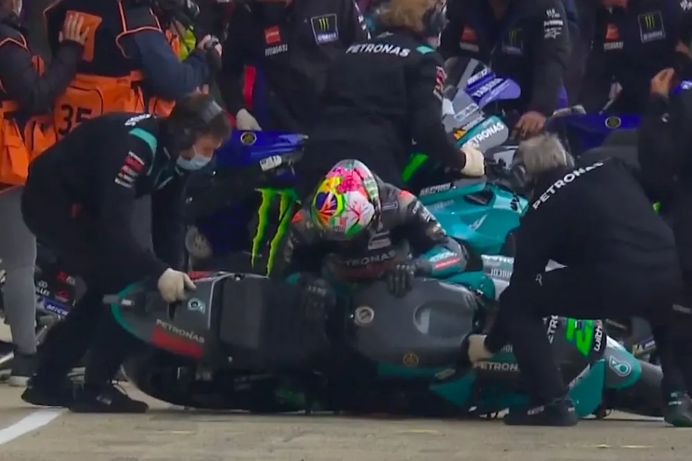Ca&iacute;da de Franco Morbidelli en el pit lane
