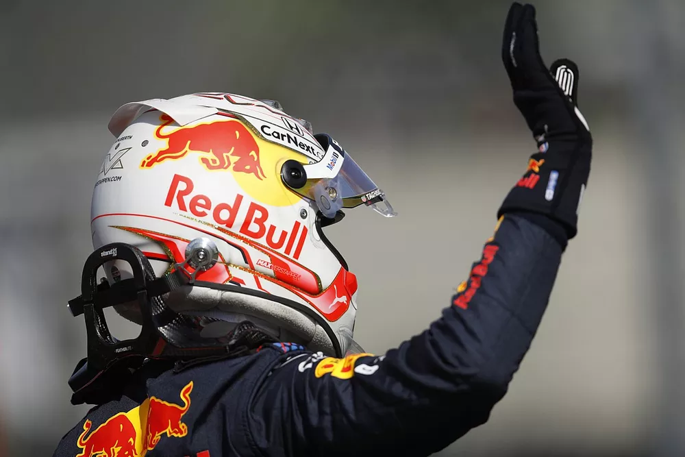 Max Verstappen, Red Bull Racing, salue le public depuis le parc ferm&eacute;
