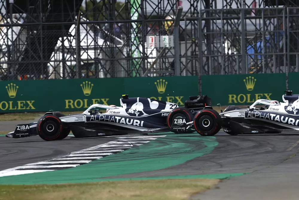 Yuki Tsunoda, AlphaTauri AT03, battles with Pierre Gasly, AlphaTauri AT03