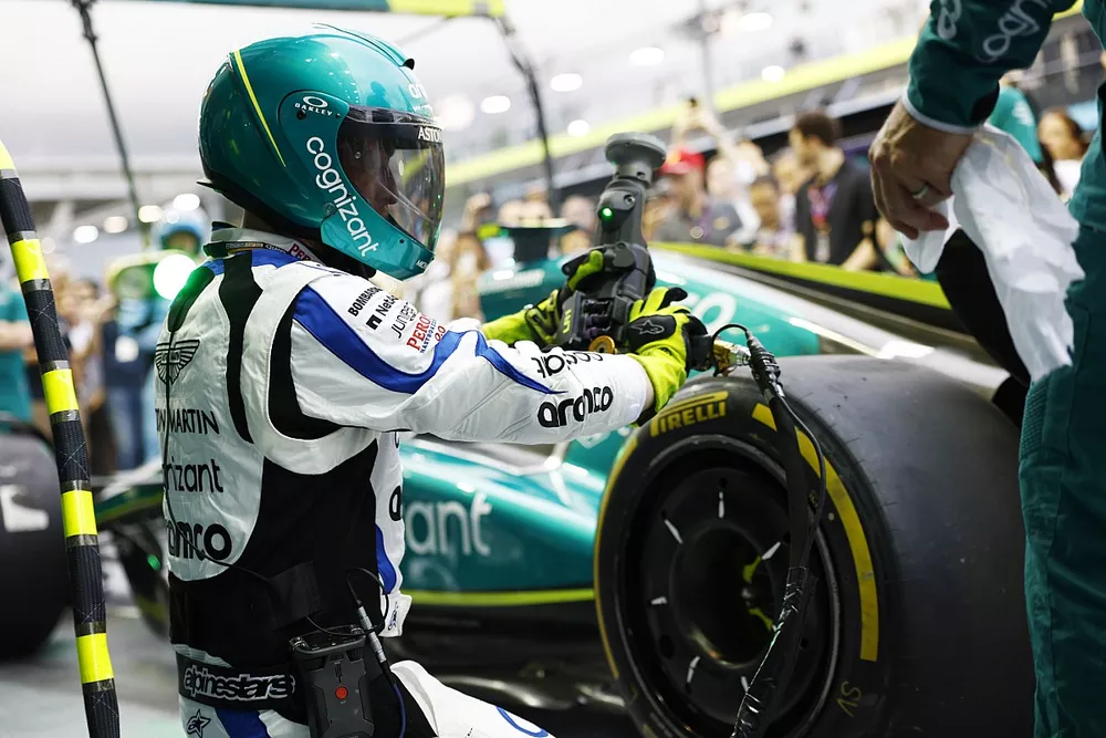 Entrainement aux arr&ecirc;ts aux stands d'Aston Martin