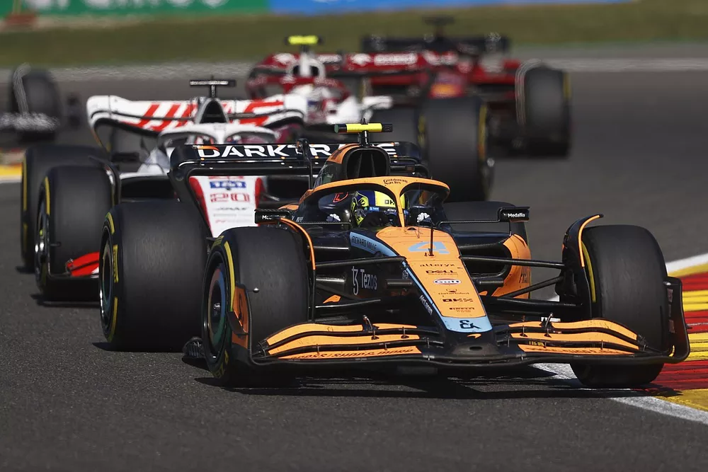Lando Norris, McLaren MCL36, Kevin Magnussen, Haas VF-22