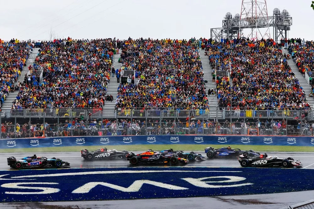 Kevin Magnussen, Haas VF-24, Logan Sargeant, Williams FW46, Pierre Gasly, Alpine A524, Sergio Perez, Red Bull Racing RB20, Nico Hulkenberg, Haas VF-24, Esteban Ocon, Alpine A524, at the start