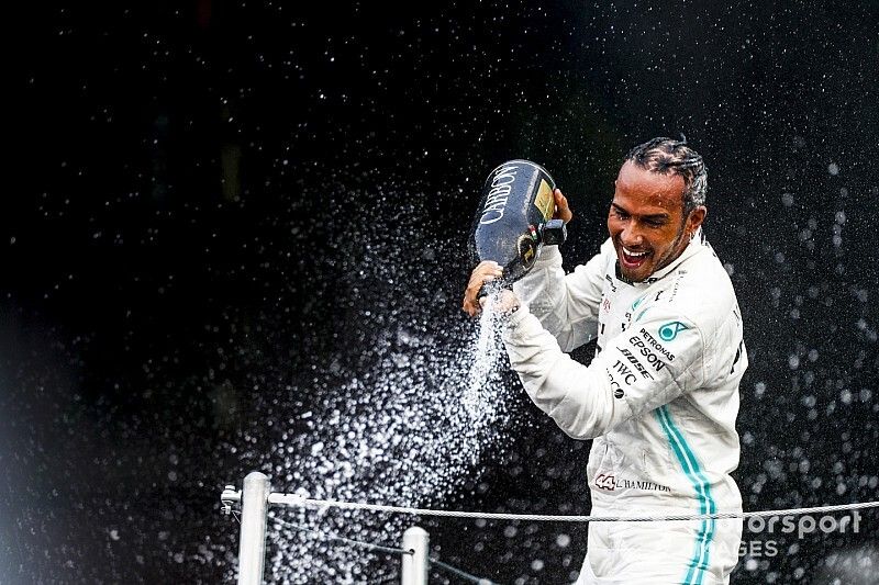 Race winner Lewis Hamilton, Mercedes AMG F1 celebrates on the podium with the champagne