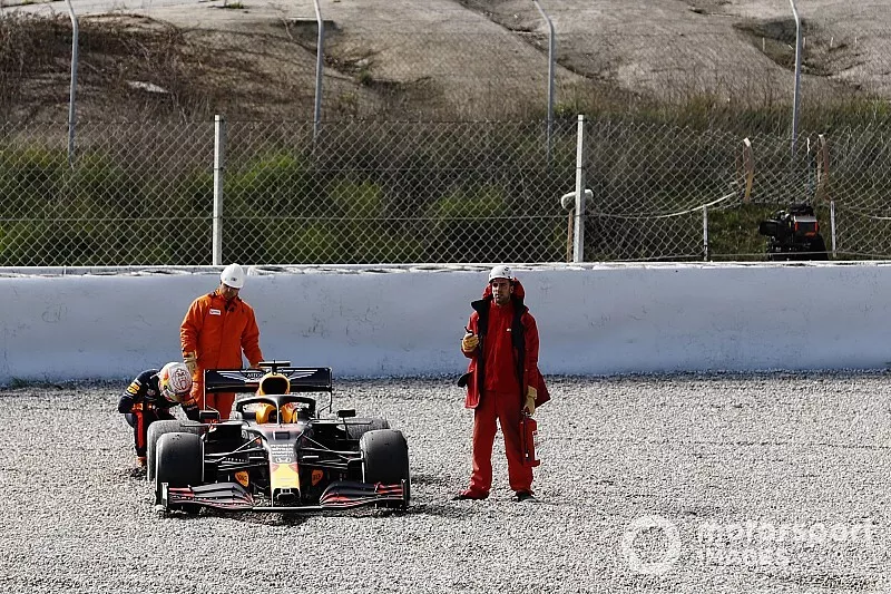 Max Verstappen, Red Bull Racing RB16, bekijkt zijn wagen nadat hij in de grindbak spinde