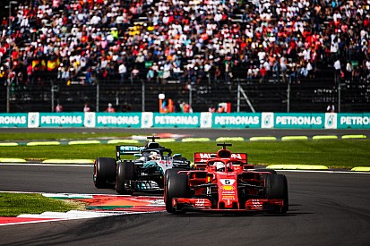 Hamilton: "Guidare una Ferrari che non vince da anni è un peso importante per Seb"