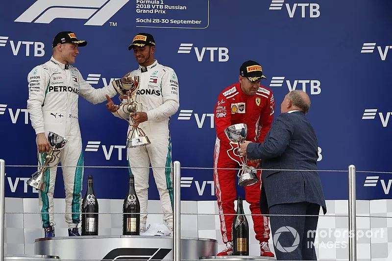 Podio: Sebastian Vettel, Ferrari recibe el trofeo en tercer lugar de Viktor Kiryanov, Presidente de la Federaci&oacute;n de Autom&oacute;viles de Rusia 