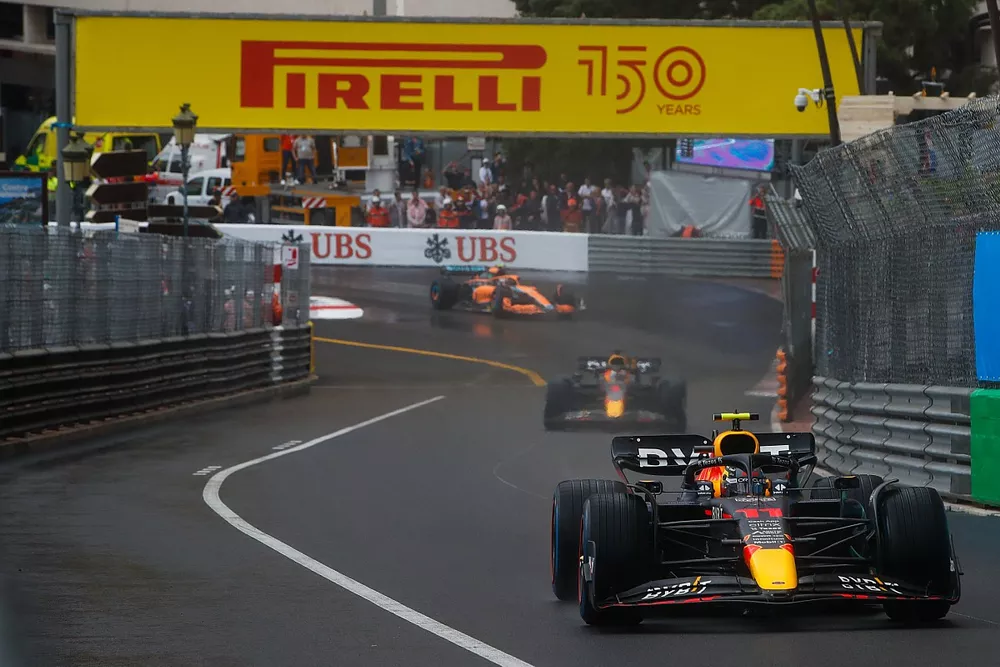 Sergio Perez, Red Bull Racing RB18, Max Verstappen, Red Bull Racing RB18