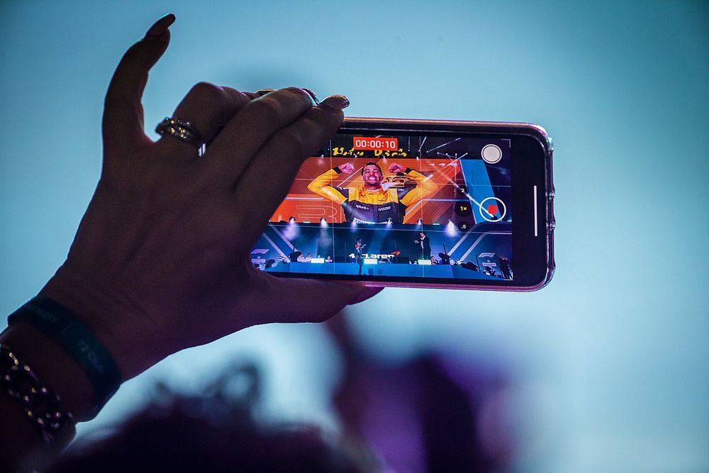 Un fan toma una foto con su teléfono móvil de Daniel Riciardo