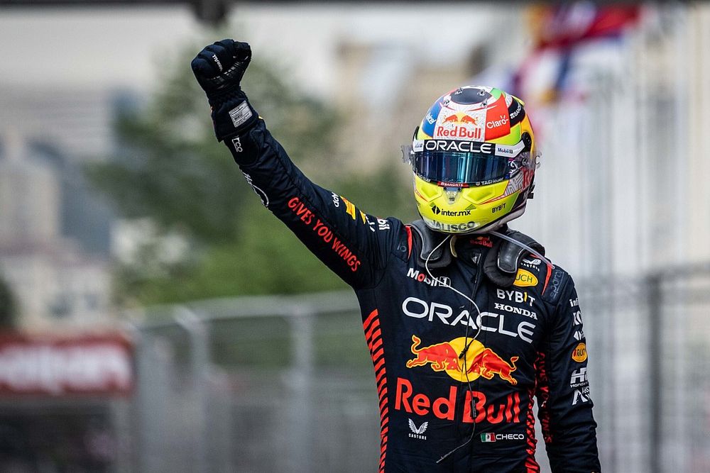 Ganador Sergio Pérez, Red Bull Racing, celebra en Parc Ferme