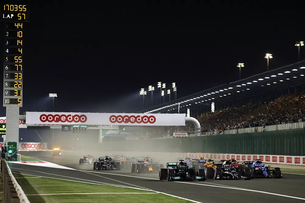 Lewis Hamilton, Mercedes W12, Pierre Gasly, AlphaTauri AT02, Fernando Alonso, Alpine A521, Lando Norris, McLaren MCL35M, Carlos Sainz Jr., Ferrari SF21, and the rest of the field at the start