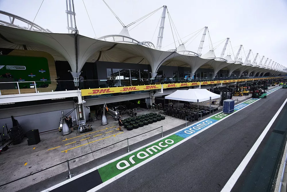 Neumáticos Pirelli fuera en el garaje de Mercedes