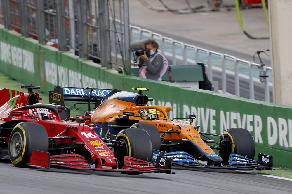 Charles Leclerc, Ferrari SF21, lucha con Lando Norris, McLaren MCL35M