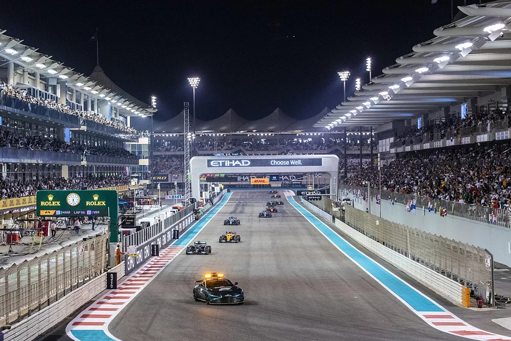 The Safety Car Lewis Hamilton, Mercedes W12, Lando Norris, McLaren MCL35M, Fernando Alonso, Alpine A521, the rest of the field