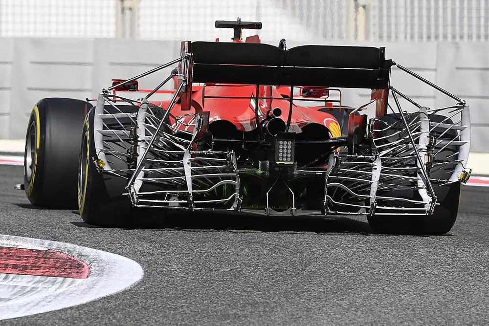 Sebastian Vettel, Ferrari SF1000, con sensores aerodin&aacute;micos en la parte trasera
