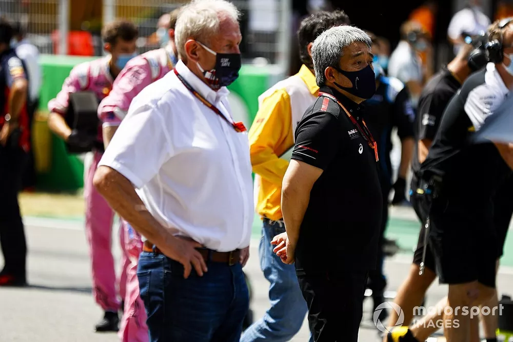 Helmut Marko, Consultant, Red Bull Racing and Masashi Yamamoto, General Manager, Honda Motorsport on the grid 