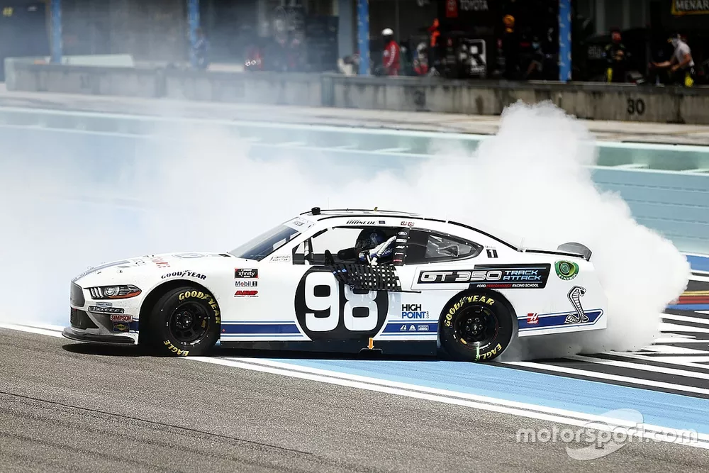 Race Winner Chase Briscoe, Stewart-Haas Racing, Ford celebrates the victory