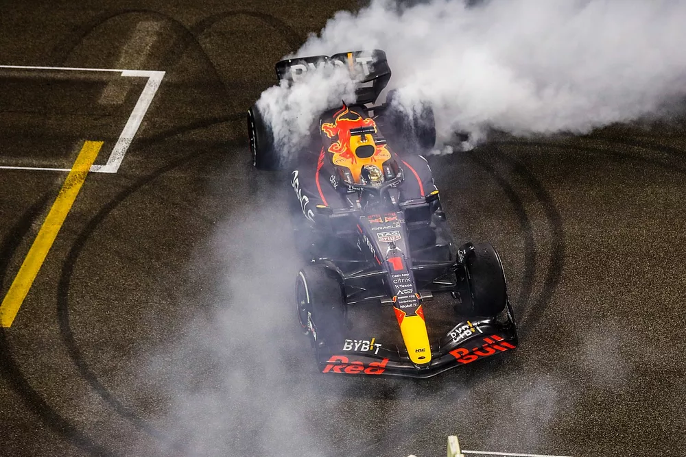 Max Verstappen, Red Bull Racing RB18, celebrates victory with donuts