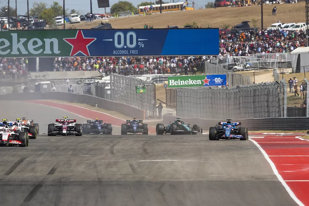Fernando Alonso, Alpine A522, choca con Lance Stroll, Aston Martin AMR22