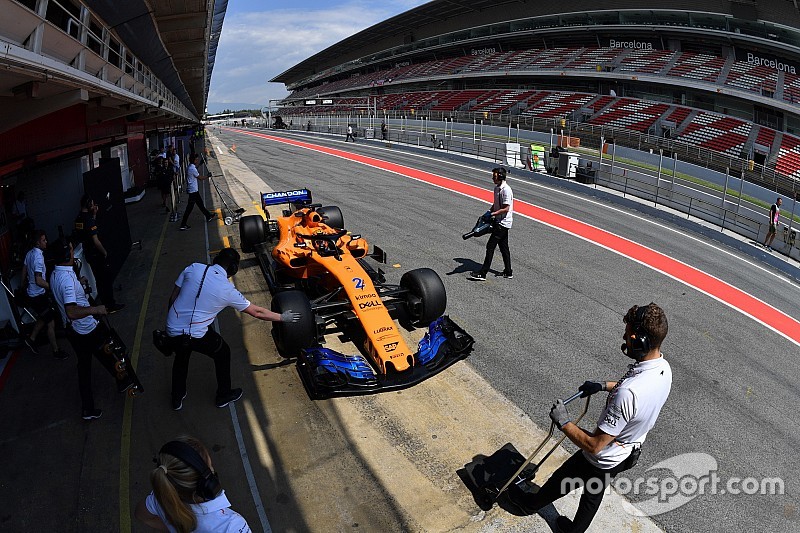 Vandoorne en Norris testen oude en nieuwe McLaren: