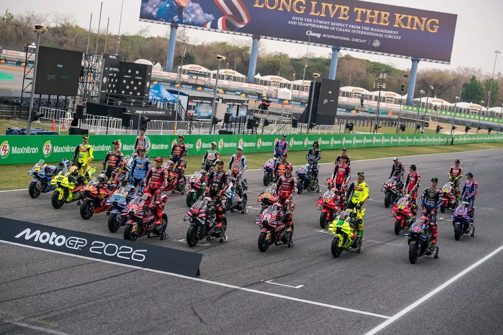 Les pilotes MotoGP posent pour une photo de groupe