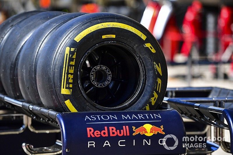 Una fila de neumáticos Pirelli para Red Bull
