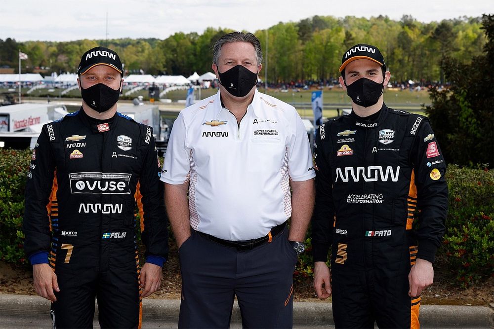 Felix Rosenqvist, Zak Brown y Pato O'Ward.