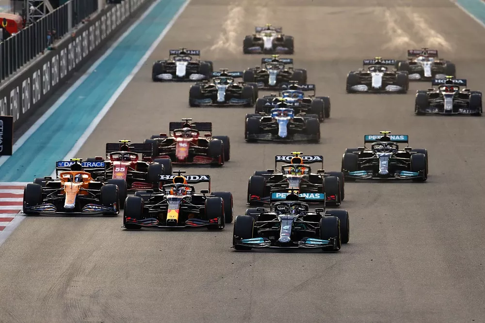 Lewis Hamilton, Mercedes W12, Max Verstappen, Red Bull Racing RB16B, Sergio Perez, Red Bull Racing RB16B, Carlos Sainz Jr., Ferrari SF21, Lando Norris, McLaren MCL35M, the rest of the field at the start