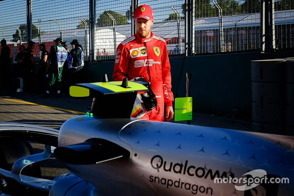 Sebastian Vettel, Ferrari regarde la Mercedes AMG F1 W10