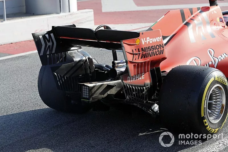 Ferrari SF90 vista posterior