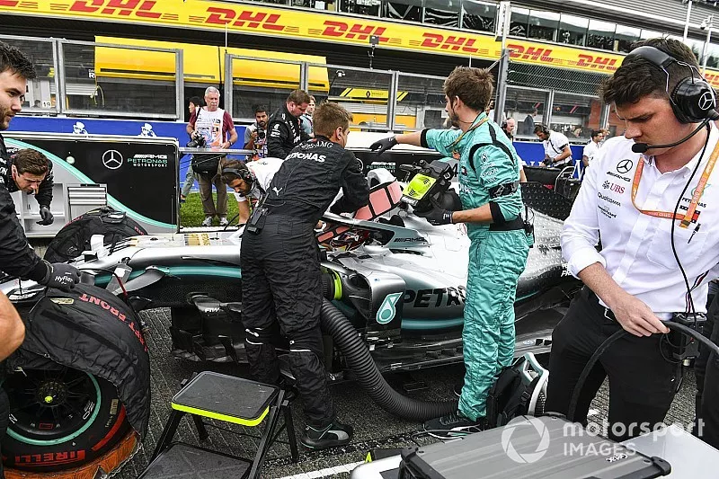 Les m&eacute;caniciens et ing&eacute;nieurs Mercedes font des pr&eacute;paratifs sur la grille