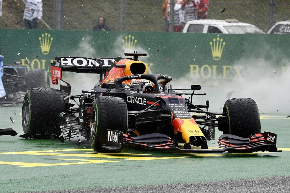 Max Verstappen, Red Bull Racing RB16B after the crash