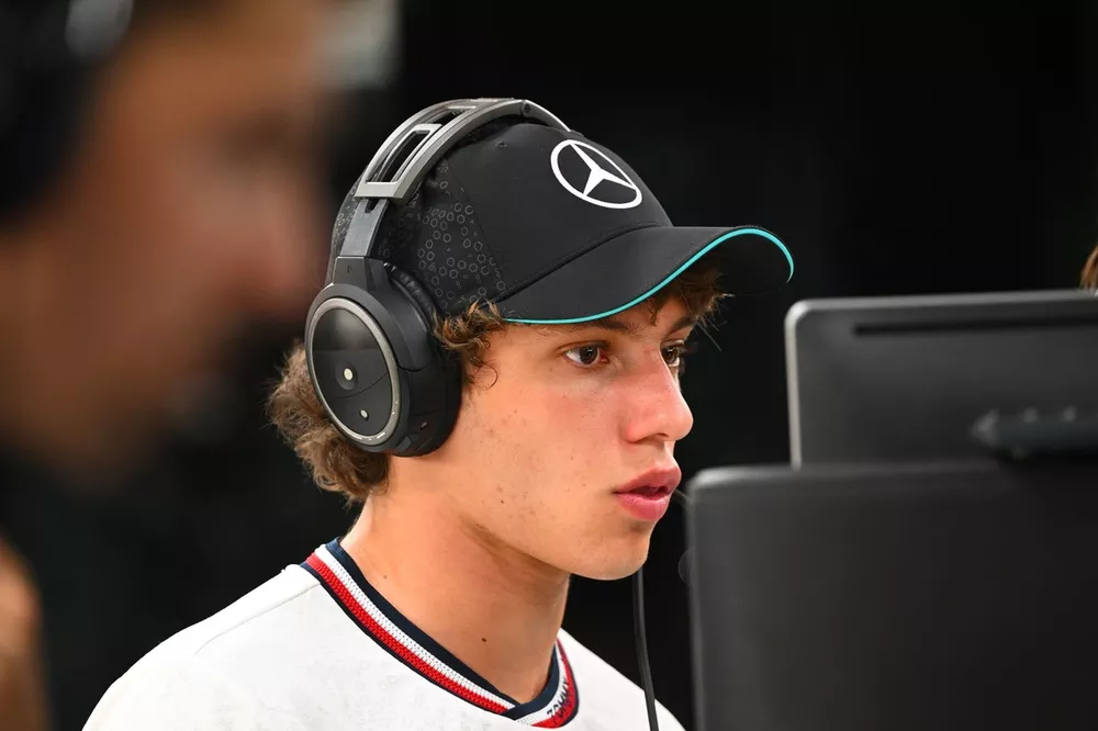 Andrea Kimi Antonelli, Mercedes-AMG F1 Team, en el garaje