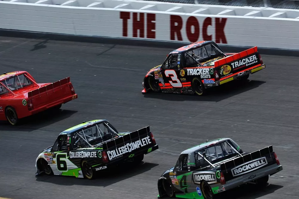 nascar-truck-rockingham-2012-race-action