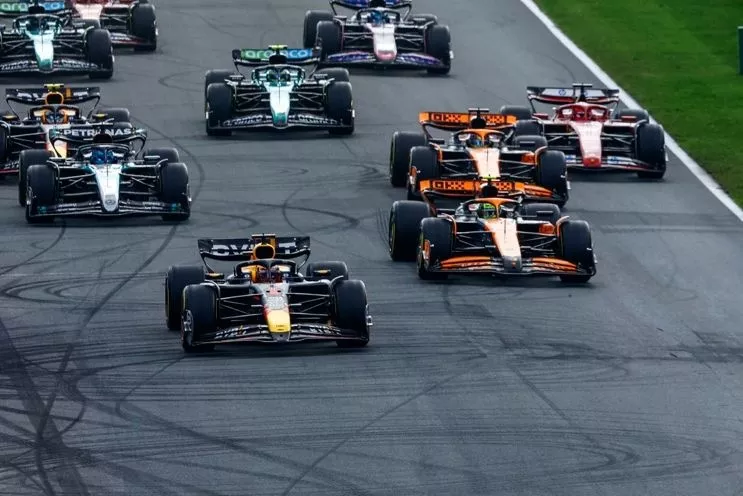 Max Verstappen, Red Bull Racing RB20 Lando Norris, McLaren MCL38, George Russell, Mercedes F1 W15, e il resto della griglia di partenza al via della gara