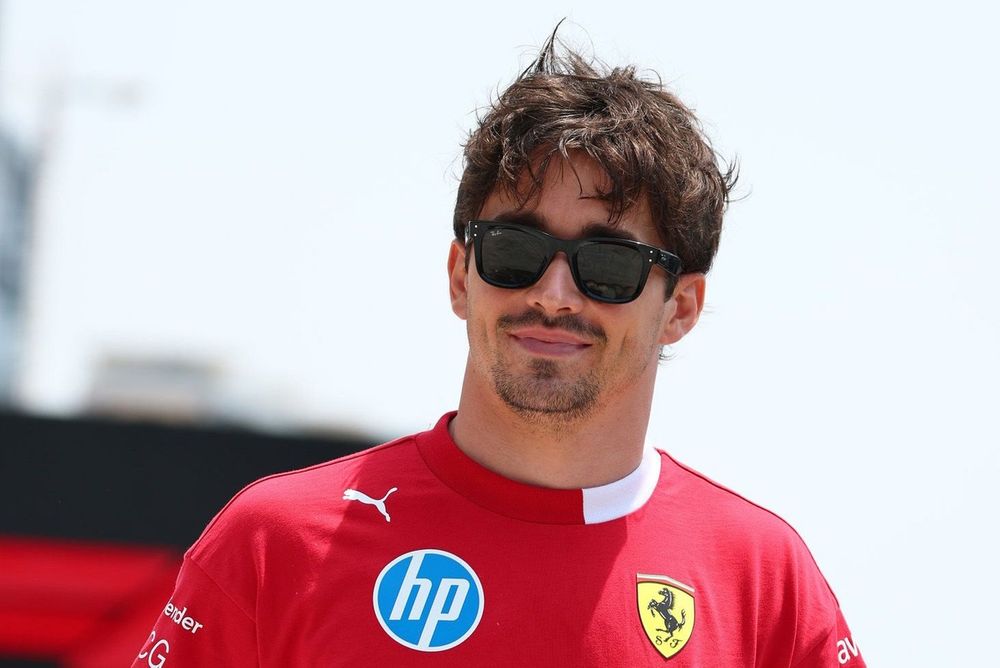 Charles Leclerc chama a atenção com Ferrari feita sob medida em Ímola