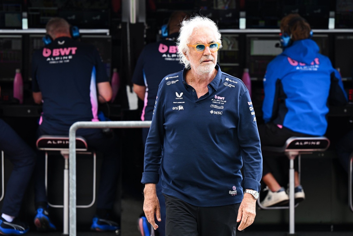F1 | "Nulla da dire, prossima domanda": cosa racconta l'insolita conferenza di Briatore