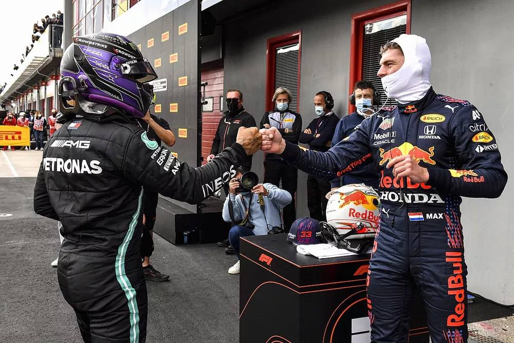 Max Verstappen, Red Bull Racing, f&eacute;licite le poleman Lewis Hamilton, Mercedes, dans le parc ferm&eacute;