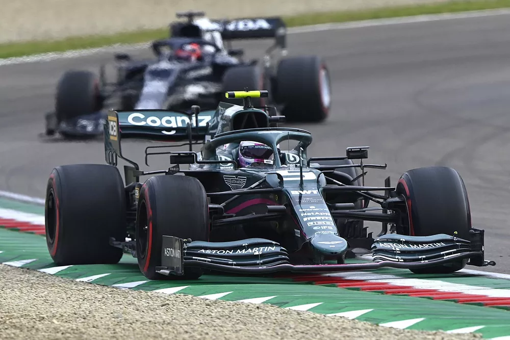 Sebastian Vettel, Aston Martin AMR21, Yuki Tsunoda, AlphaTauri AT02