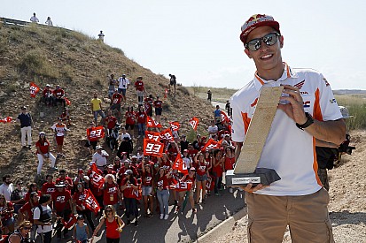 Márquez inaugura la curva con su nombre en Motorland