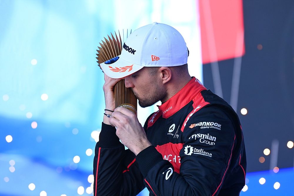 Jake Dennis, Andretti Autosport, 1&ordf; posici&oacute;n, besa su trofeo en el podio