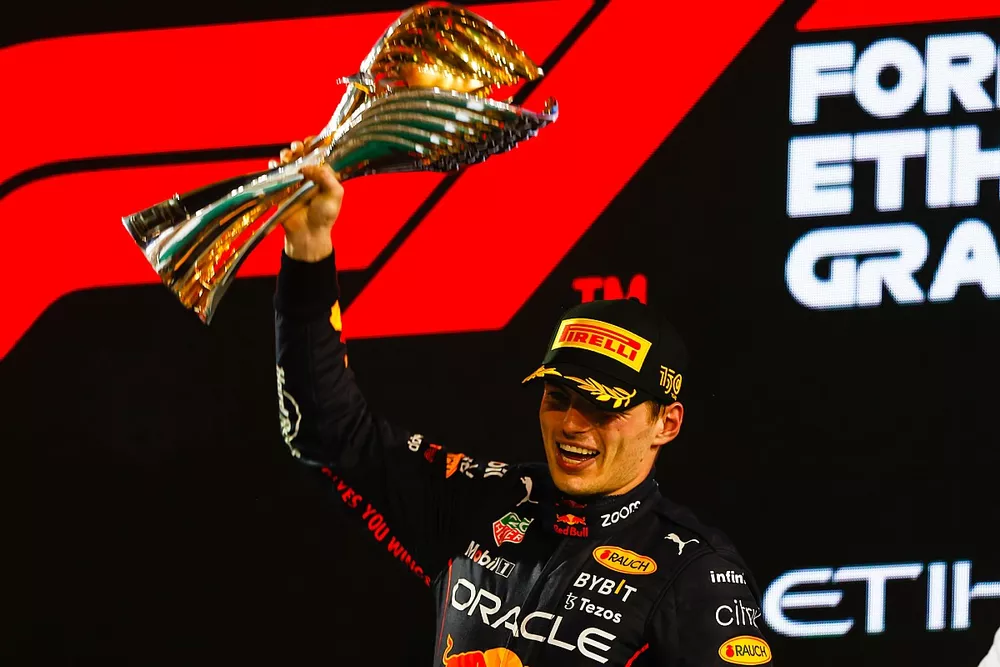 Max Verstappen, Red Bull Racing, 1° posizione, solleva il trofeo dei vincitori