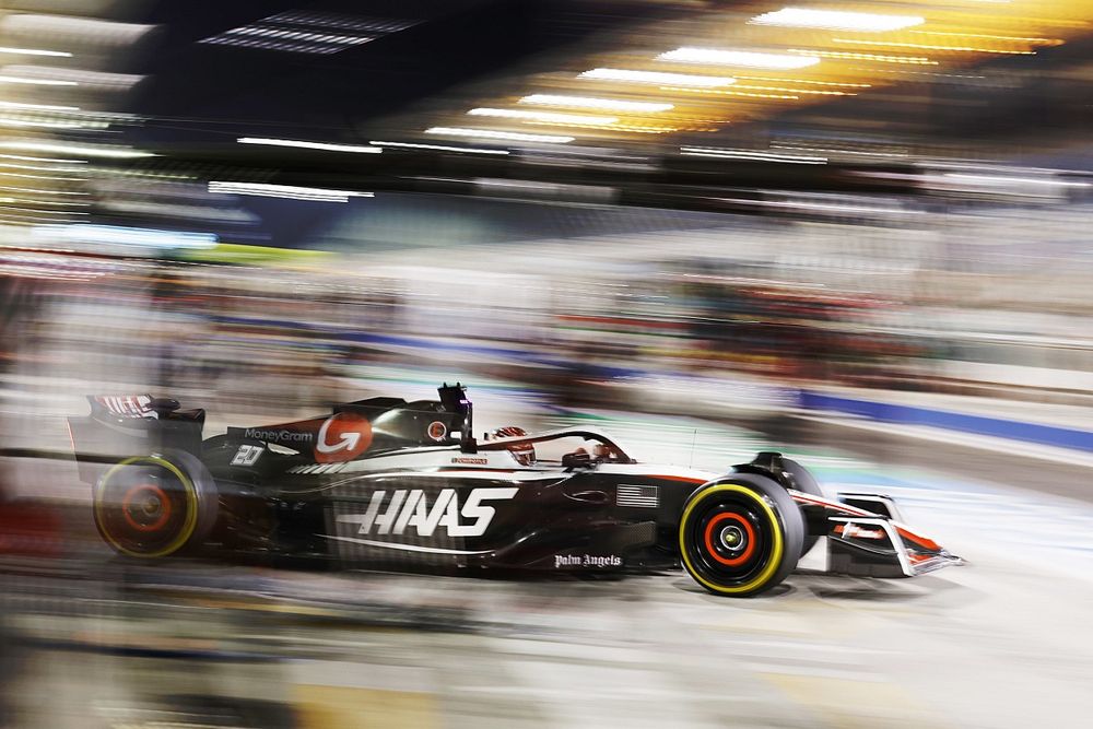 Kevin Magnussen, Haas VF-23, esce dal garage