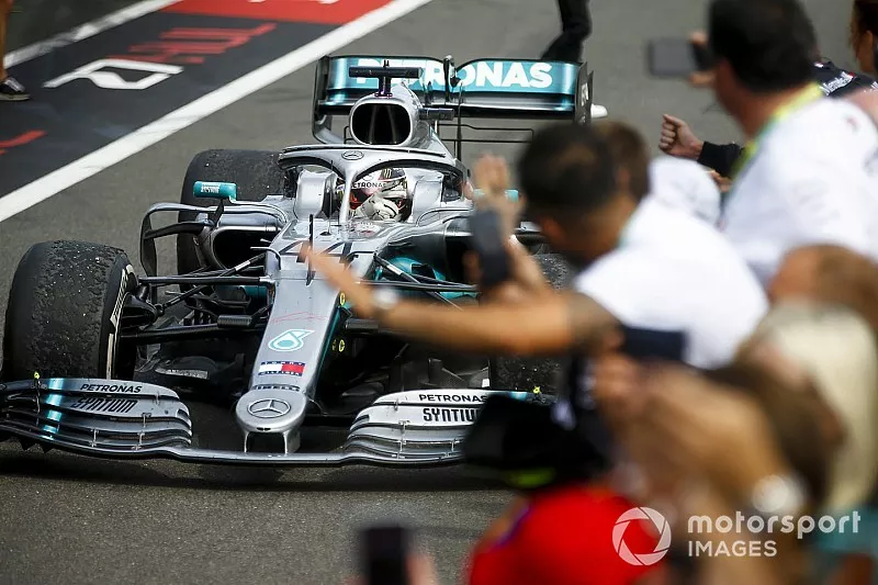 Le vainqueur Lewis Hamilton, Mercedes AMG F1 W10
