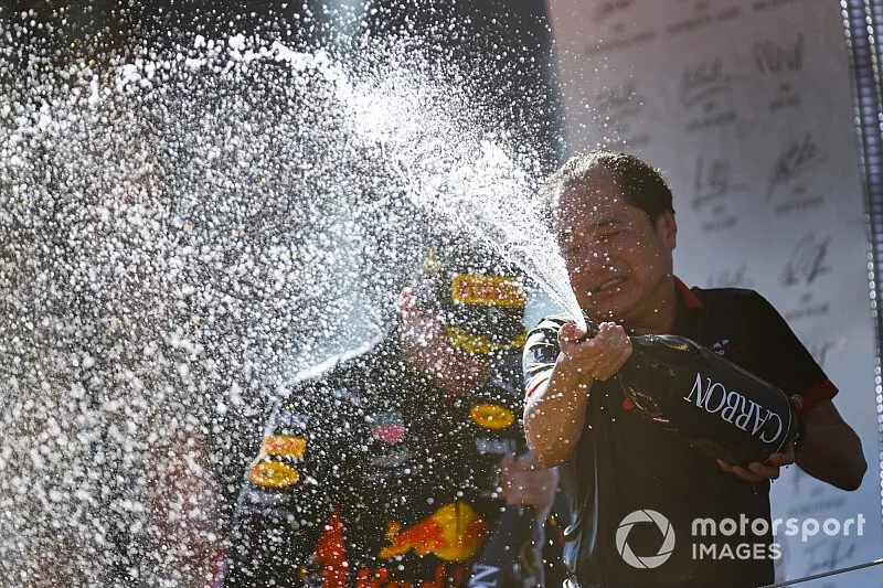 Toyoharu Tanabe, F1 Technical Director, Honda celebrates on the podium with the champagne with Race winner Max Verstappen, Red Bull Racing 