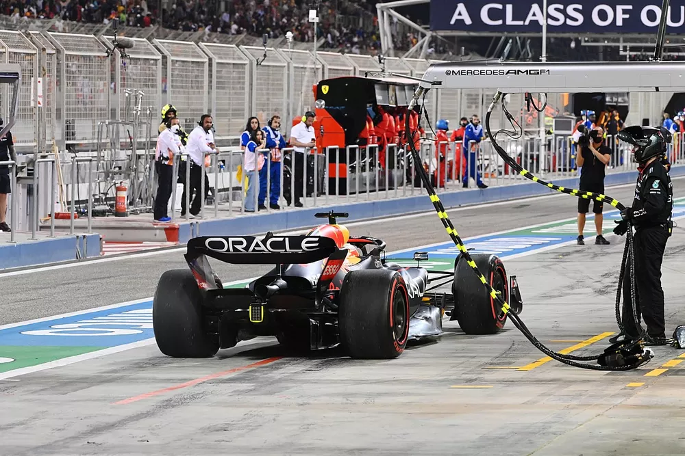 Max Verstappen, Red Bull Racing RB18, abandonne la course