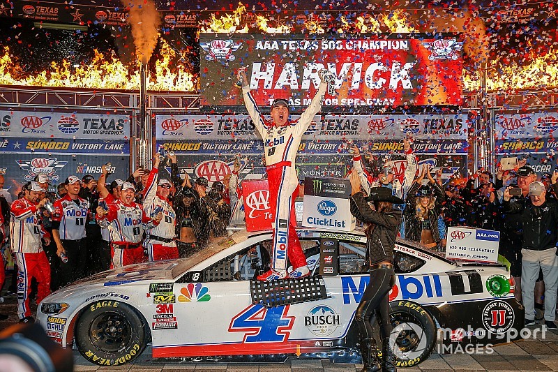 Kevin Harvick trionfa in Texas e raggiunge Logano nella Final Four di Homestead