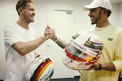 Hamilton e Vettel si scambiano i rispettivi caschi come segno di rispetto dopo il Mondiale 2018 di F1