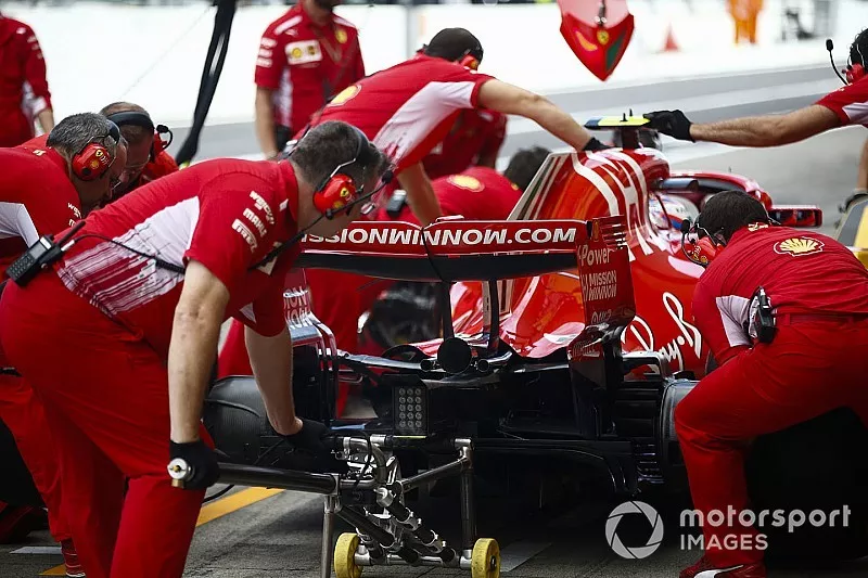 Kimi Raikkonen, Ferrari SF71H, dans les stands